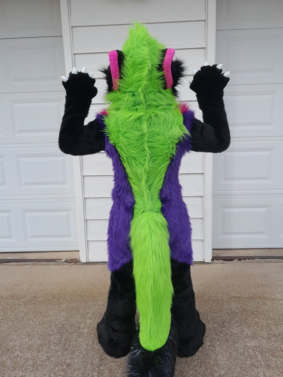 FOR SALE: Marten Plantigrade Fullsuit
PRICE: $3,000 + shipping
SIZE: Mask fits 22-23", bodysuit fits 4'11-5'2 and 90-140lbs, hands are small, feet are W9

DM TO CLAIM. Details in comments.