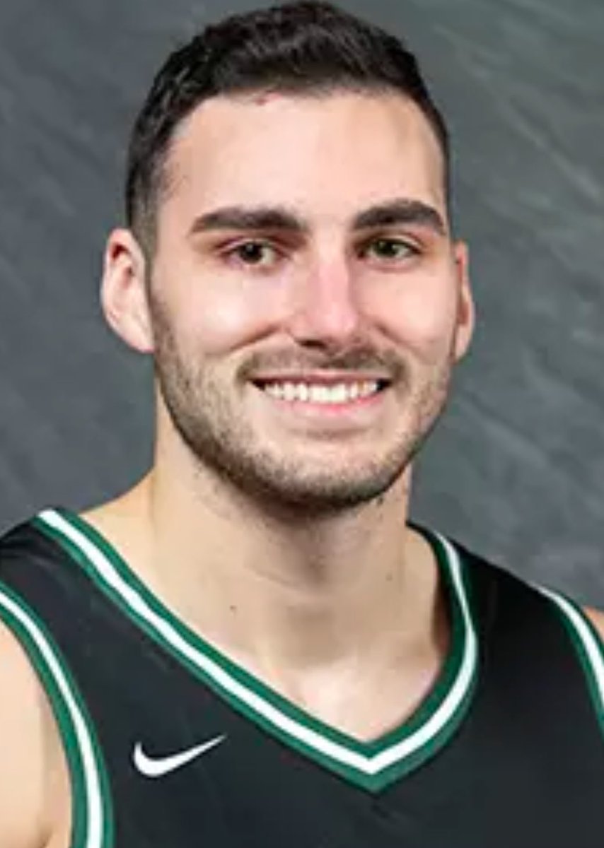 WIACLeon's tweet image. AXE IS SWINGING. 6 stella artious down. This kid looks like miles’s baby fucking boy.