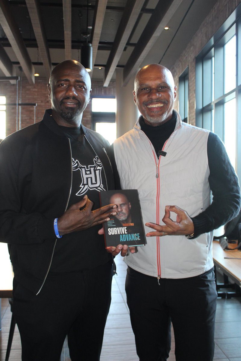 coachivanthomas's tweet image. It was an honor to have Derek Lewis speak to our team and deliver a powerful message from his new book Survive and Advance. His words were inspiring and right on time! Grateful to be part of his book signing in DC—what a great experience!

#SurviveAndAdvance #BuildingMen