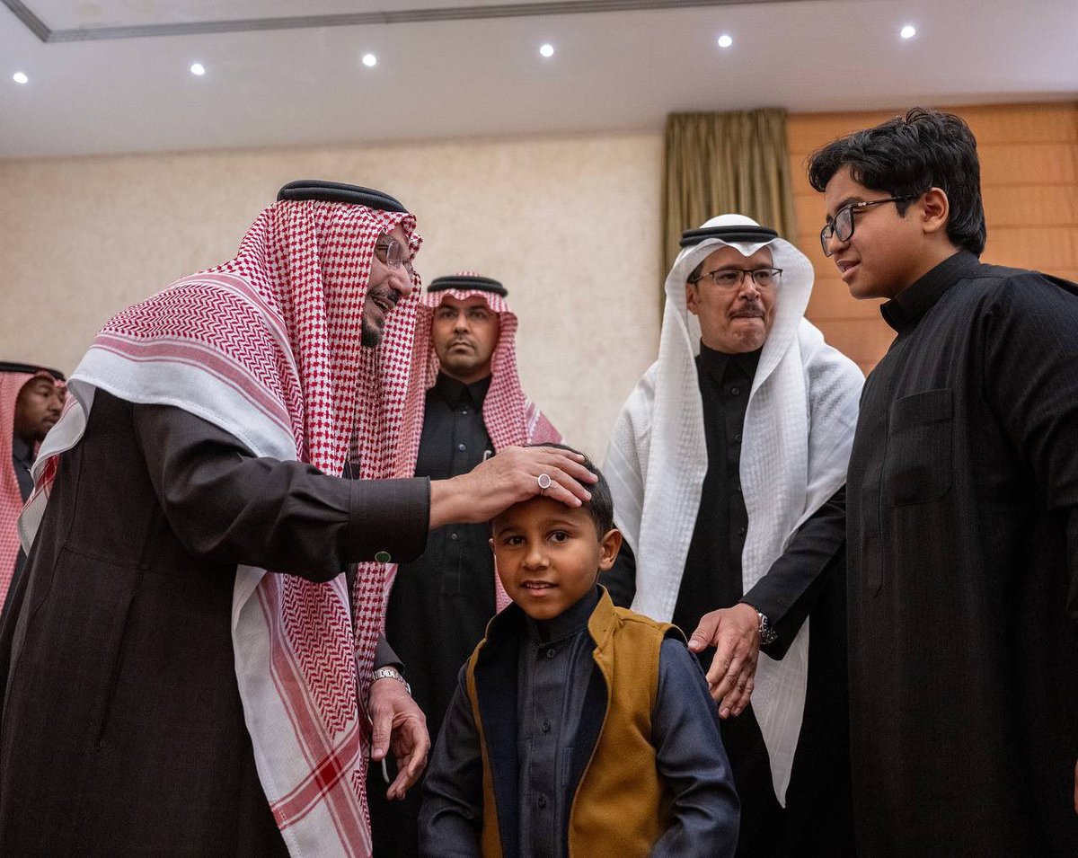 إمارة منطقة القصيم (@emarahalqassim) on Twitter photo هنأهم سموه بحلول شهر #رمضان المبارك ، وأكد عناية القيادة الرشيدة - أعزها الله -  بأبنائها #الأيتام وذوي الإعاقة والإهتمام بشؤونهم وتوفير كافة إحتياجاتهم ..
سمو #أمير_منطقة_القصيم كعادته السنوية يشارك أبناءَه الأيتام وذوي الإعاقة مأدبة الإفطار. هنأهم سموه بحلول شهر #رمضان المبارك ، وأكد عناية القيادة الرشيدة - أعزها الله -  بأبنائها #الأيتام وذوي الإعاقة والإهتمام بشؤونهم وتوفير كافة إحتياجاتهم ..
سمو #أمير_منطقة_القصيم كعادته السنوية يشارك أبناءَه الأيتام وذوي الإعاقة مأدبة الإفطار.