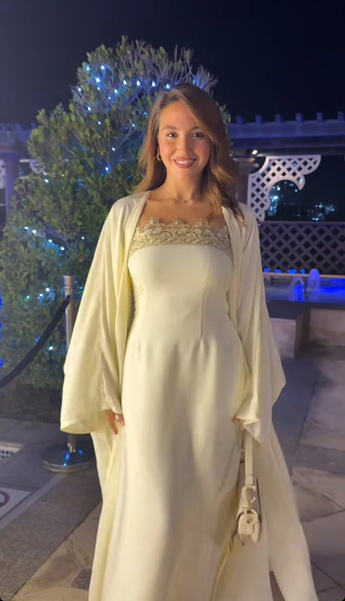 ARE2_fana's tweet photo. الملكه والربه ساره الورع جسمها متعه اوقف🥵الكل يخضع ويسجد ويركع لها ويصبح عبد لها ولجسمها الحلو والفتاك ويقول✨لا إله إلا ساره الورع✨ https://t.co/su7B8TBJrN
