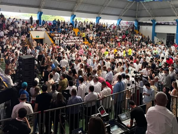oscardarioperez's tweet photo. Estamos en Armenia, Quindío, participando en el foro con nuestros precandidatos a la presidencia del @CeDemocratico.
juntos el futuro de Colombia!
#ForoCD #DemocraciaEnAcción #centrodemocrático https://t.co/sg97ujfj16
