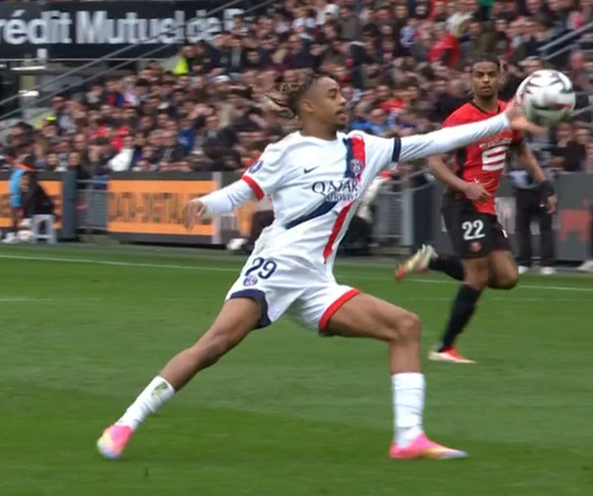 Roni_SRFC's tweet photo. Que dire … cette ligue 1 qui avantage le PSG https://t.co/baeGsqYSJp