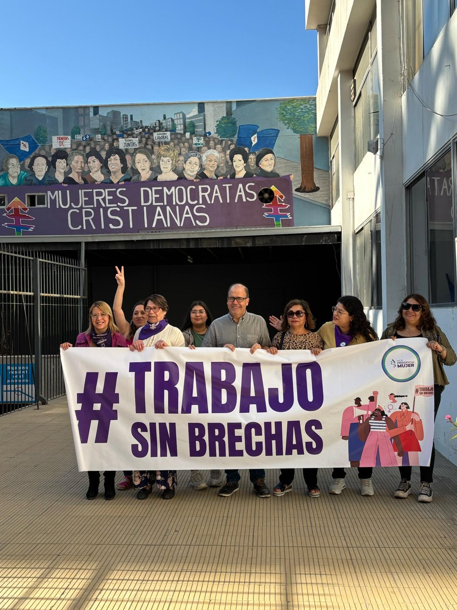 Un saludo especial a todas las mujeres de Chile en la conmemoración del Día Internacional de la Mujer. Nuestro compromiso es trabajar intensamente para construir un #ChileSinBrechas - se ha avanzado, pero queda mucho por hacer, las mujeres aún ganan menos que los hombres y tienen