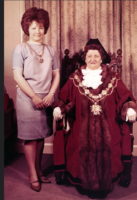 PontefractCivic's tweet photo. Key to #UKSPF #blueplaque project supported by @MayorOfWY @WestYorkshireCA & @MyWakefield was to celebrate Pomfretians, including women.
Violet Pritchard (installed Pontefract Town Hall)
Liquorice Lasses
Mary Lucy Turner
Barbara Castle (nee Betts)
#barnbow
#internationalwomensday https://t.co/B305lfwOl2