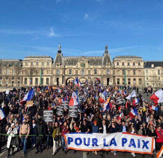EurekaNews10's tweet image. 🇫🇷 "¡Macron, no moriremos por Ucrania!"

Bajo estos lemas se está llevando a cabo en París una protesta multitudinaria contra el suministro militar a Kiev. Algunos manifestantes piden la dimisión de Macron.