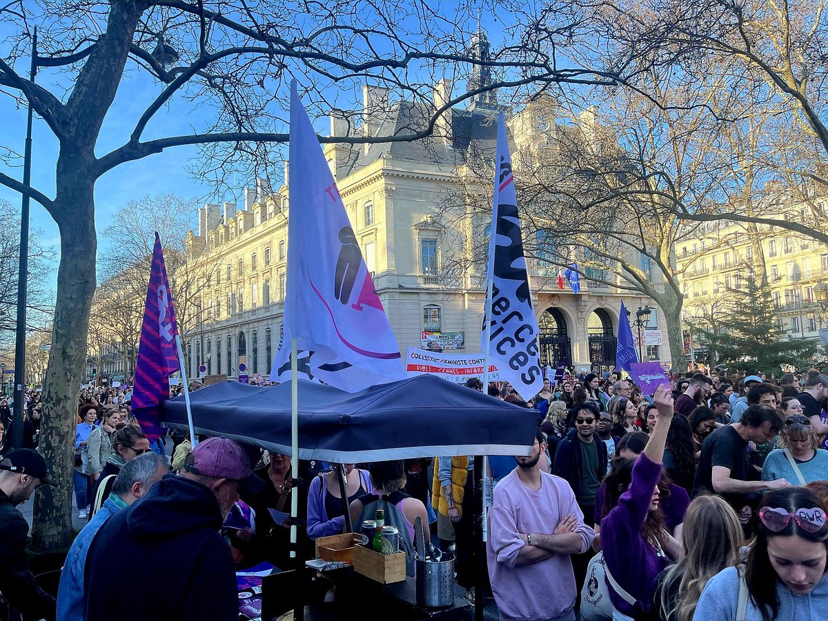 SUDcsFrancilien's tweet photo. A la manifestation parisienne particulièrement animée cette année #8mars ♀️🚩📢✊️ https://t.co/P2CTO3ijP5