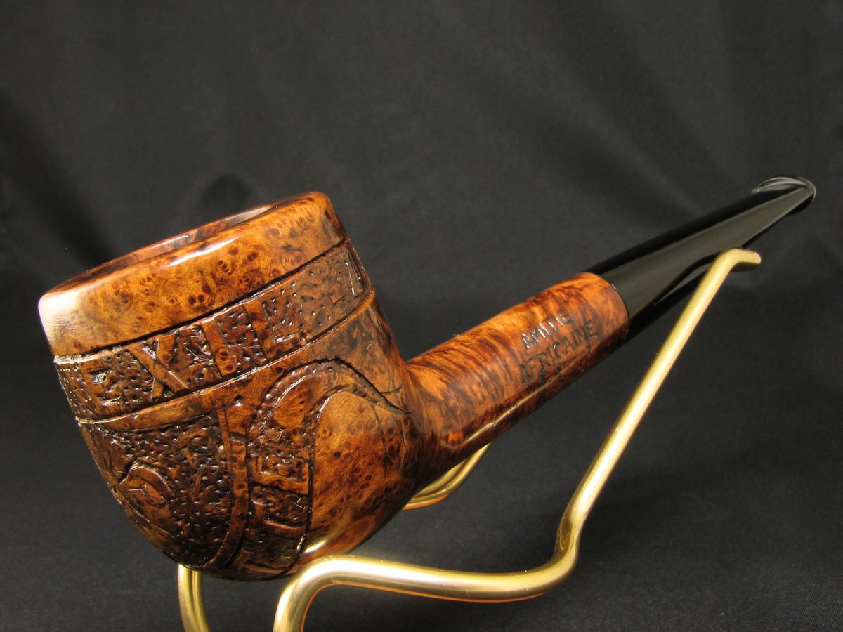This practical and unpretentious Bruyere Garantie pipe survived World War II and its history was full of drama and upheaval. However, we still believe that everything ended happily. vkpipes.com/pipeline/amiti…