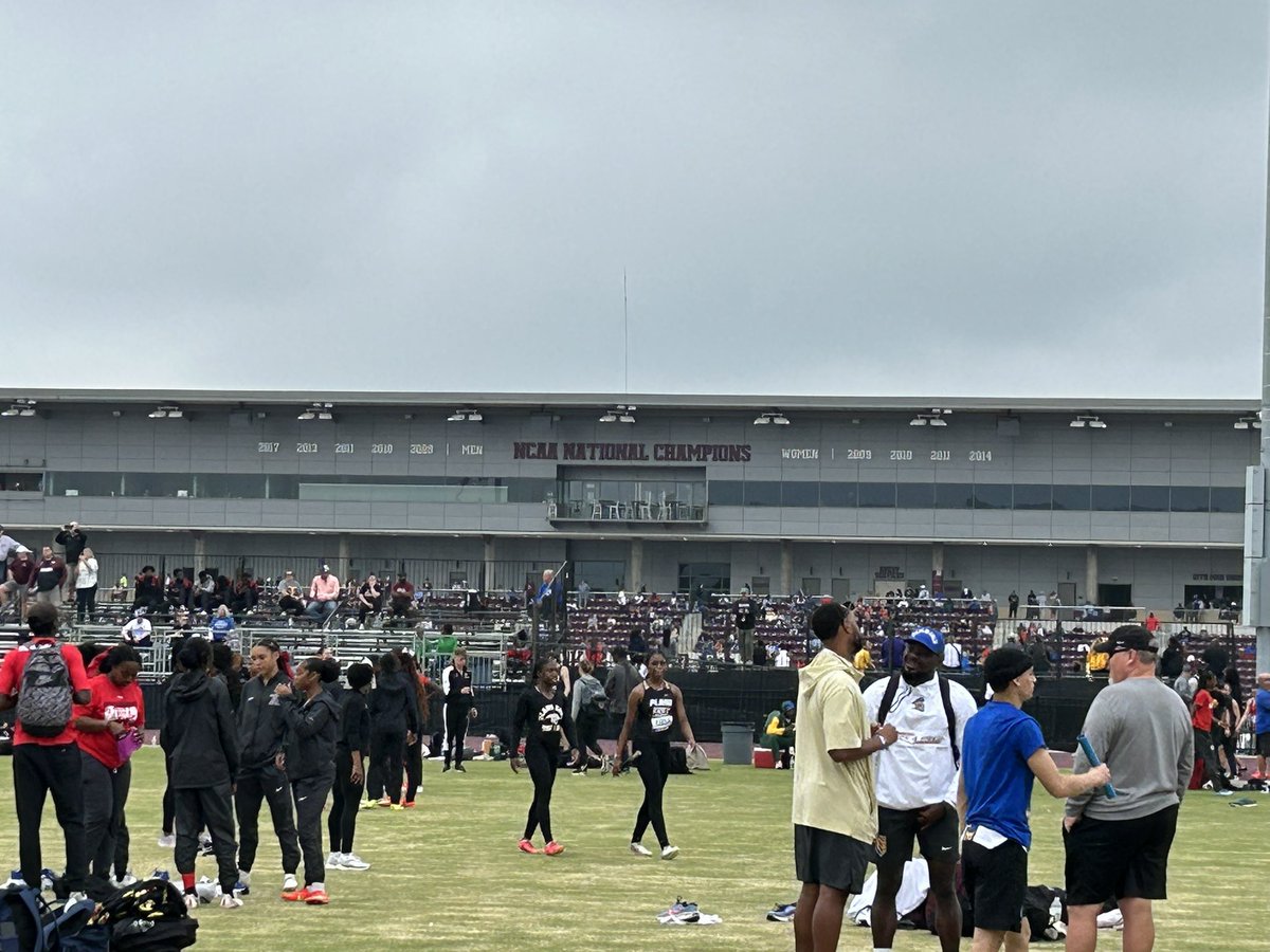 Day 2 of the Bluebonnet Invitational. This his how you host a quality high school track meet. This is how you promote our sport and keep it exciting and athletes engaged.  Well done so far. Let’s go. Good luck boys.