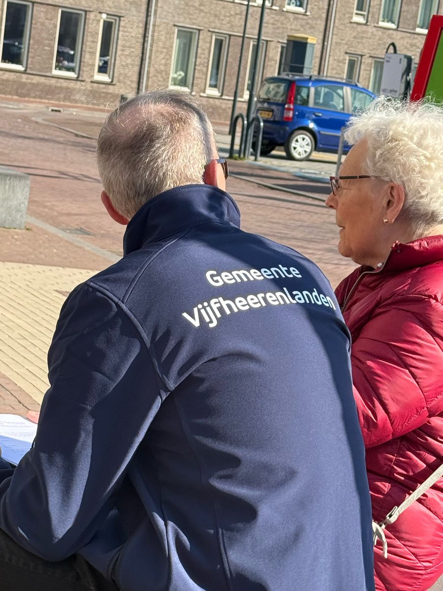 SjorsFrohlich's tweet photo. Wat een leuke, belangrijke en waardevolle dag!
De gemeenteraadsleden van @5heerenlanden waren de hele dag overal in onze gemeente te vinden. 
Om met inwoners te praten over de bezuinigingen. 
Het werd zeer gewaardeerd dat onze raadsleden in gesprek gingen. 
Mooie opbrengst die we zeker gaan gebruiken voor de definitieve besluiten.