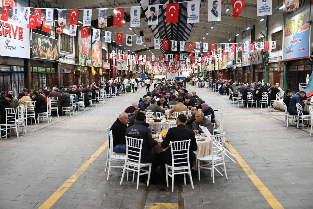 Büyük Ankara Hali’nde esnafımızla iftar sofrasında bir araya geldik. 

Birlik ve dayanışmanın en güzel örneklerinden biri olan bu buluşmada, esnafımızın talep ve önerilerini dinledik, çözüm odaklı çalışmalarımızı paylaştık.

Halkın sofrasında, emeğin yanında olmaya devam