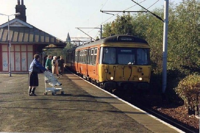 Cathcart Station, #Glasgow, 1987. 🚉
(Gordon Thomson)