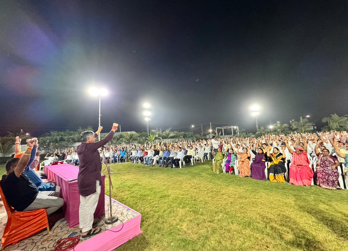 pradipsinhbjp's tweet photo. વતનના વીસરાયેલા વીરોની સ્મરણાંજલી એટલે #વીરાંજલિ

શહીદ ભગતસિંહ, સુખદેવ અને શિવરામ રાજગુરુ જેવા અસંખ્ય વીર શહીદોને શ્રદ્ધાંજલિ અર્પિત કરવા માટે તા. 23 માર્ચ, શહીદ દિવસ નિમિત્તે યોજાનાર વીરાંજલિ કાર્યક્રમના અનુસંધાને સાણંદ ખાતે વ્યવસ્થા ટીમ તેમજ નવ યુવાન મિત્રો સાથે બેઠક યોજી, સૌને ઉત્સાહભેર કાર્યક્રમમાં પરિવાર સાથે સહભાગી થવા આમંત્રણ પાઠવ્યું.

આ કાર્યક્રમમાં અમદાવાદ જિલ્લા ભાજપના નવનિયુક્ત અધ્યક્ષ શ્રી શૈલેષભાઈ દાવડા તેમજ અમદાવાદ જિલ્લા ભાજપના પૂર્વ અધ્યક્ષ શ્રી @HarshadGiriBJPજીનું માર્ગદર્શન મળ્યું.

વીરાંજલિમાં તમામ રાષ્ટ્રભક્ત યુવાનોને આમંત્રણ પાઠવું છું 🙏