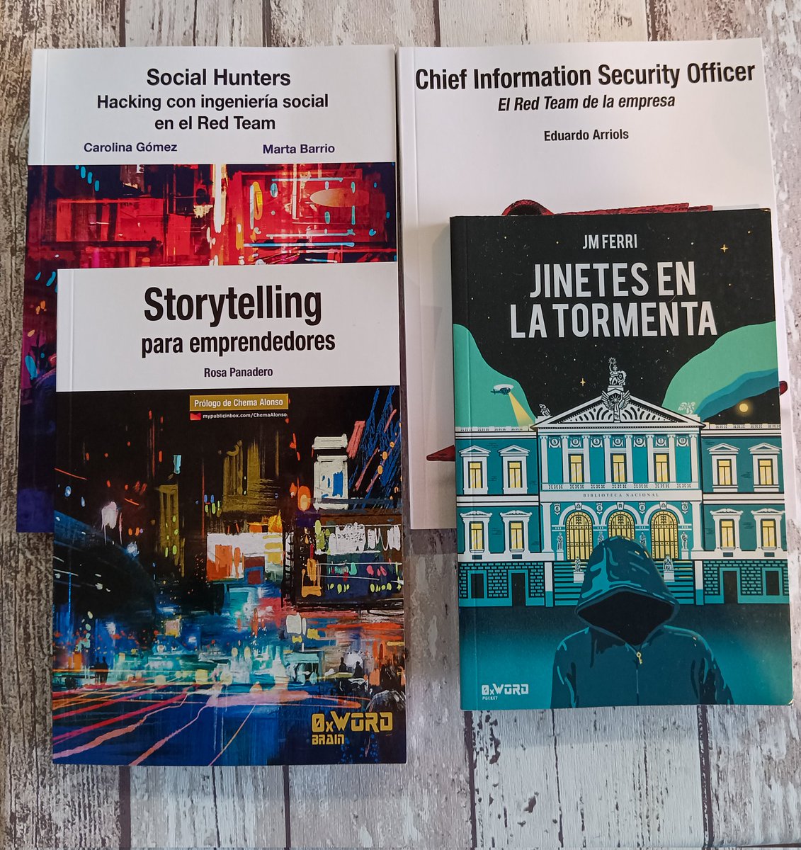 📚 Hackeando mi estantería 💻🔐 Gracias <a href="/rootedcon/">/RootedCON</a> y <a href="/0xWORD/">0xWORD</a> por tentar mi cartera… otra vez 😂💸