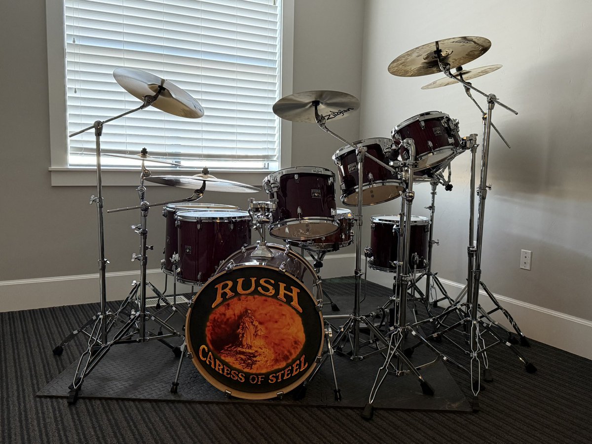 Rush74Kyle's tweet photo. Phase 1 of the move complete! #Rushfamily #Pratturday @vivien2112 #Yyzed #Lerxst https://t.co/33bzFM5F3I