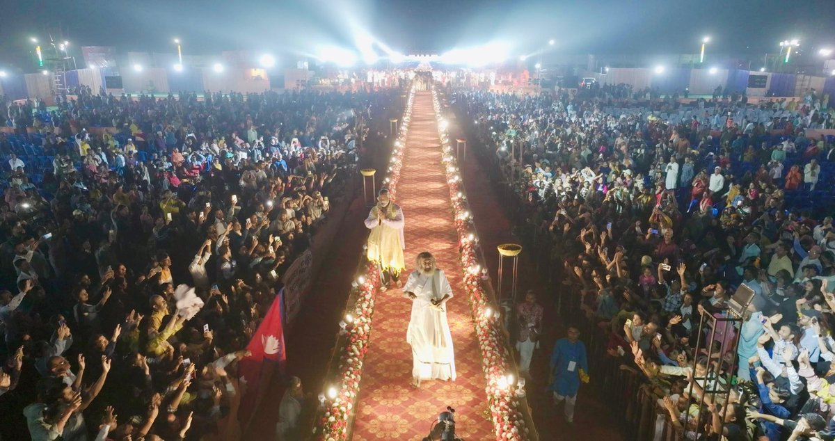Gurudev's tweet photo. १७ साल पहले और अब के पूर्णिया में जमीन-आसमान का फर्क है। पूर्णिया क्षेत्र इस बात का निदर्शन है कि भारत के शहर और इसकी अर्थव्यवस्था कैसे बदल रही है। जहाँ पहले एक भी ढंग की सड़क नहीं थी, अब वहाँ पर हाई-वे है। 

जो पहले एक कुग्राम की तरह था, आज वह एक नगर में परिवर्तित हो गया है। जब बिहार के सबसे पिछड़े इलाके में इतनी समृद्धि हो सकती है तो भारत का भविष्य निश्चित ही उज्ज्वल है।