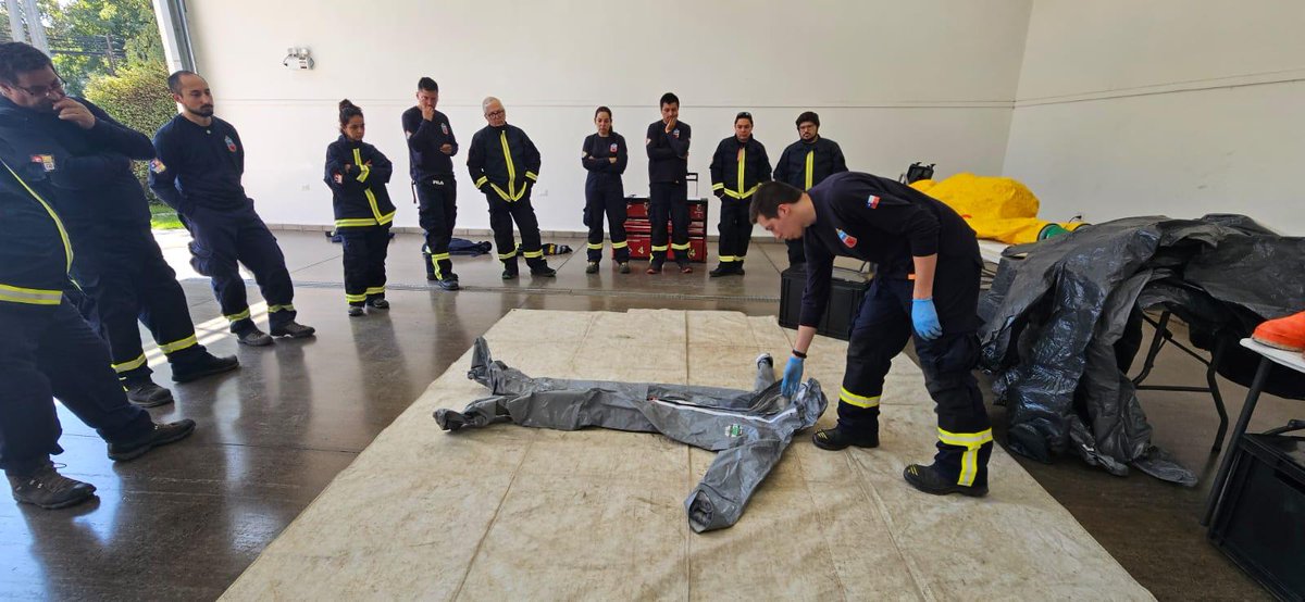 BomberosNunoa's tweet photo. El Grupo HAZMAT Bomberos Ñuñoa realizó ejercicio sobre procedimientos desarrollado en el  cuartel de la Cuarta Compañía. La actividad forma parte del proceso de acreditación de esta especialidad ante el Sistema Nacional de Operaciones. ☣️👨‍🚒 https://t.co/7LUOuJb6Cg