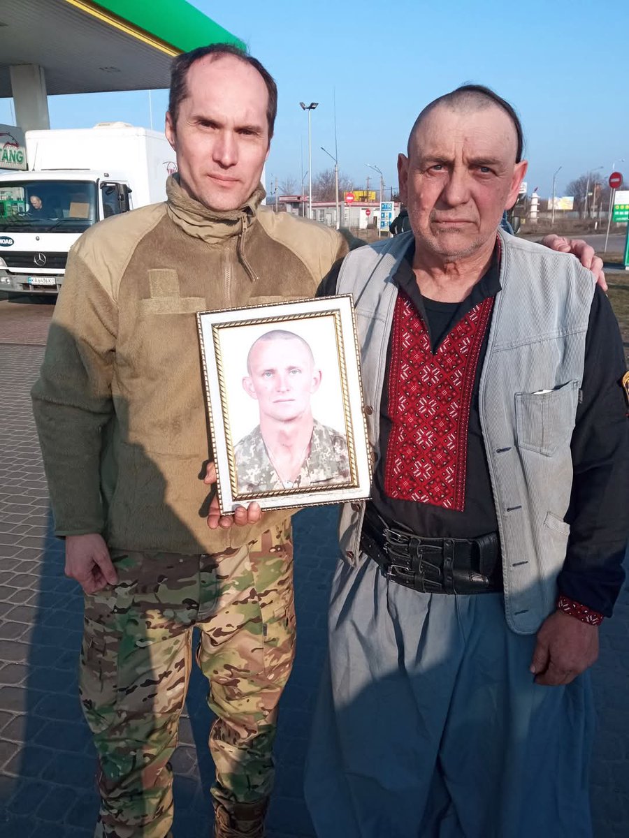 Ярослав Журавель… 
Сьогодні - день його народження. Сьогодні немає українця, який би не знав це ім’я. Поранений військовий, що декілька діб чекав на допомогу. Але за ним так і не прийшли. Злетіла журавлем у небо його душа. 

Пам'ятайте ціну слова гаранта...
