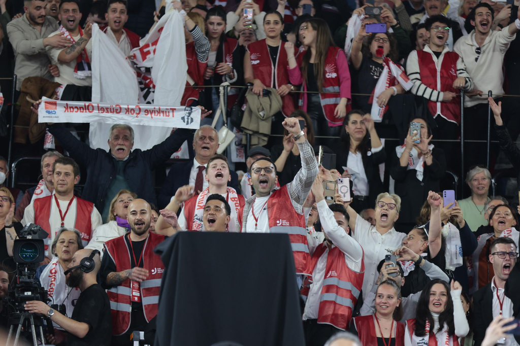 cm_aydin's tweet photo. Gençlik marşını bu cennet vatanın her köşesinde söylemeye hazırız!

Cumhurbaşkanlığı Ön Seçim Adayımız Sayın Ekrem İmamoğlu’nun İzmir buluşmasındaydık. Demokrasi ve adaletin yeniden tesis edildiği bir gelecek için, gençliğin umutla dolduğu bir gelecek için iktidara yürüyoruz.

CHP Başaracak, Türkiye Kazanacak!