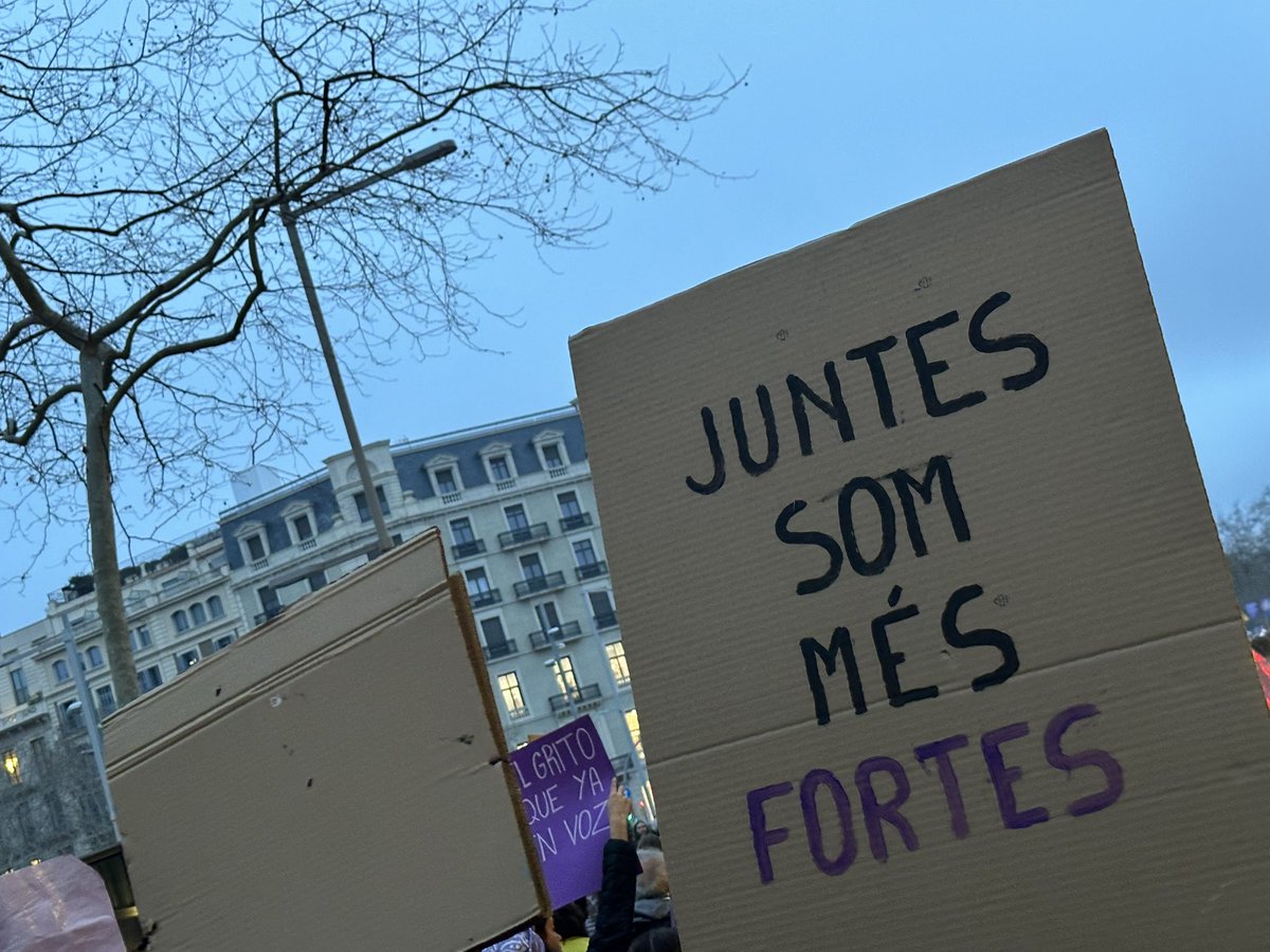 Avui, #8M, i cada dia, 🌹resistim per conquerir, perquè la resistència és la clau de la victòria.

🔥 I avancem per transformar, perquè quan el feminisme avança, guanyem drets.

Quan les feministes ens unim, el món canvia. Tornem a fer-lo tremolar!