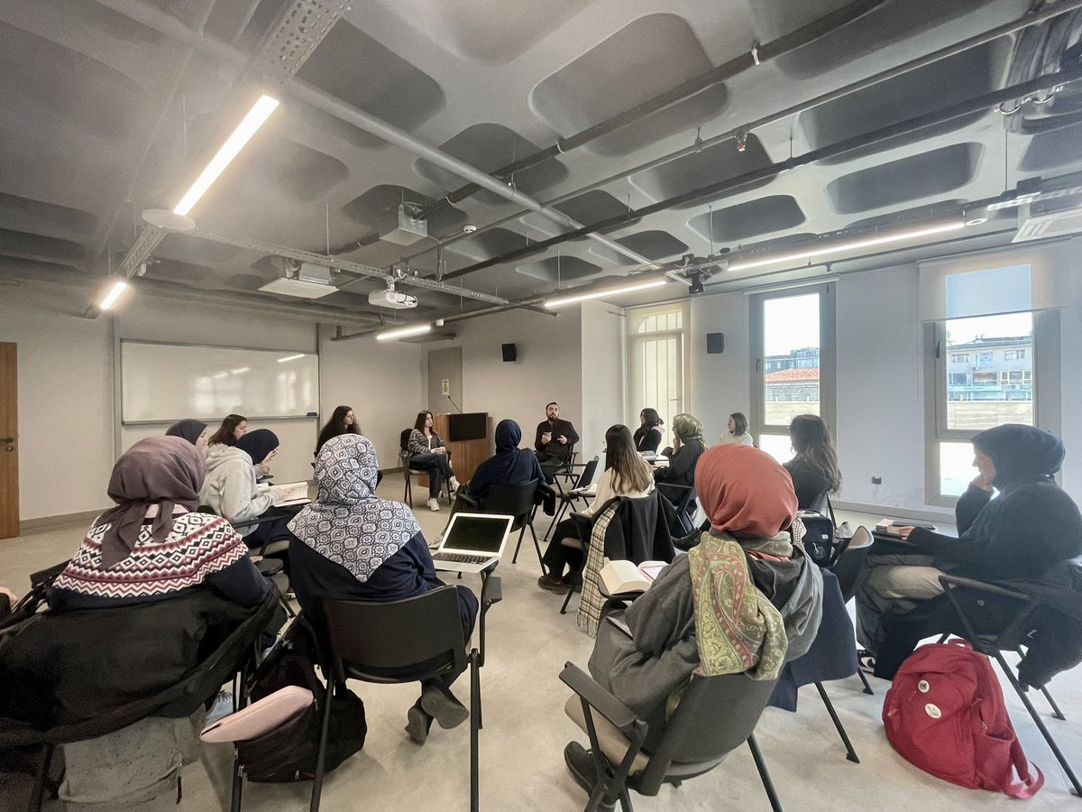 iusosyolojiklb's tweet photo. Göç Okumaları serimizin yeni oturumunda, Orhan Pamuk’un “Kafamda Bir Tuhaflık” romanını ele aldık. Göç olgusuna odaklanarak yürüttüğümüz bu verimli tartışma, farklı bakış açılarıyla derinleşti. Bir sonraki oturumda yeniden buluşmak dileğiyle! ✍🏻

#GöçOkumaları @iuefsosyoloji https://t.co/TpllCtqBAR