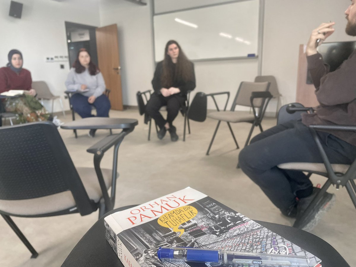 iusosyolojiklb's tweet photo. Göç Okumaları serimizin yeni oturumunda, Orhan Pamuk’un “Kafamda Bir Tuhaflık” romanını ele aldık. Göç olgusuna odaklanarak yürüttüğümüz bu verimli tartışma, farklı bakış açılarıyla derinleşti. Bir sonraki oturumda yeniden buluşmak dileğiyle! ✍🏻

#GöçOkumaları @iuefsosyoloji https://t.co/TpllCtqBAR