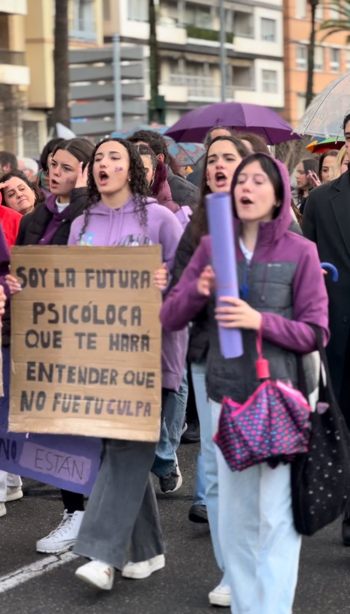🔥 Hoy las calles de Córdoba se tiñen de morado 🔥 Salimos este #8M porque si nos tocan a una, ¡respondemos todas! 

💜✊ Basta de violencia, precariedad y desigualdad. ¡Seguimos en lucha! 💪🚨 #NiUnPasoAtrás #Feminismo
