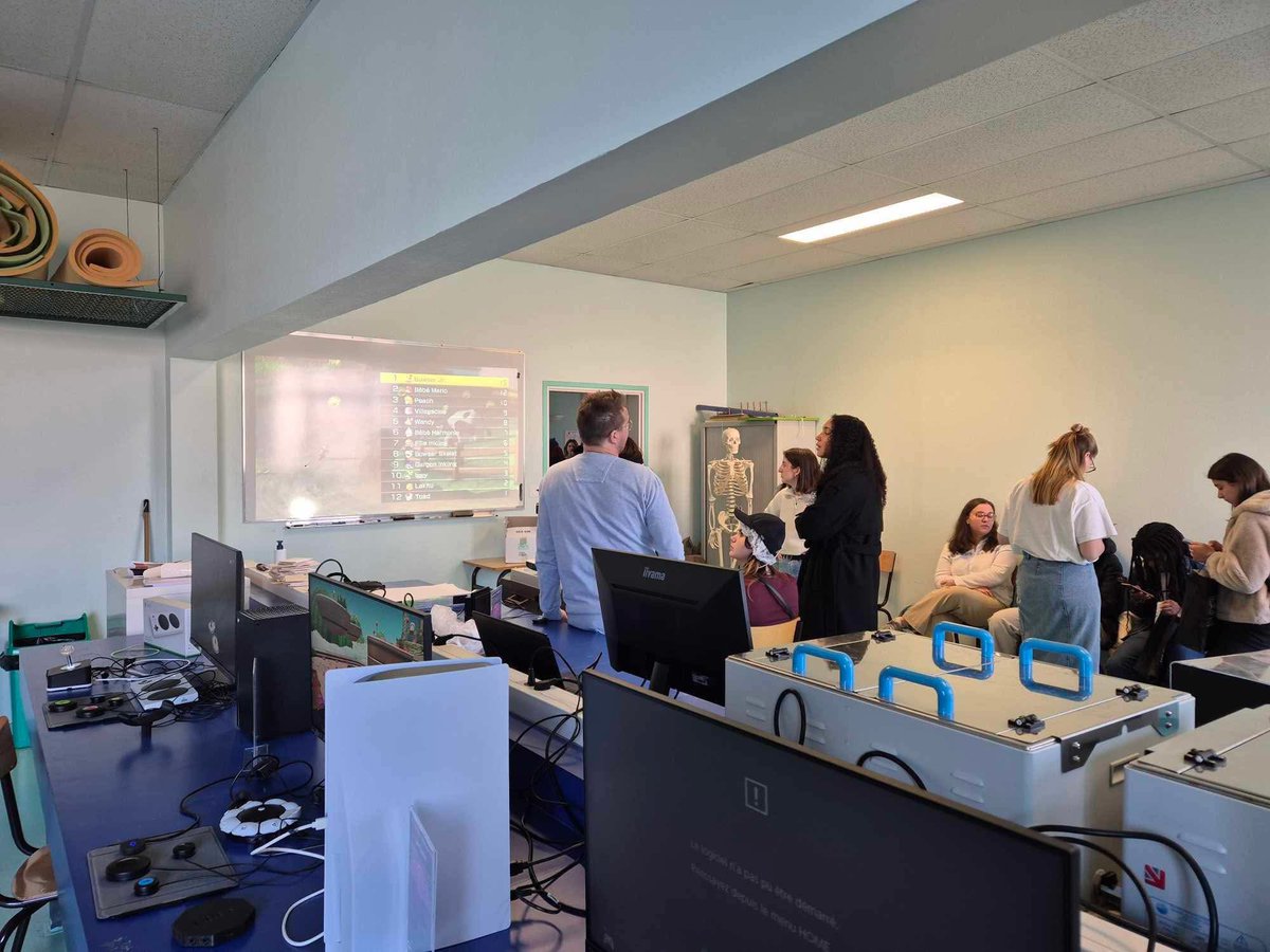 Aujourd’hui, nous étions à l’Institut de Formation en Ergothérapie de Berck à l’occasion du congrès de l’Union Nationale des Associations des Étudiants en Ergothérapie. Une super journée riche en échanges et en découvertes, avec l’opportunité de faire découvrir à certains le