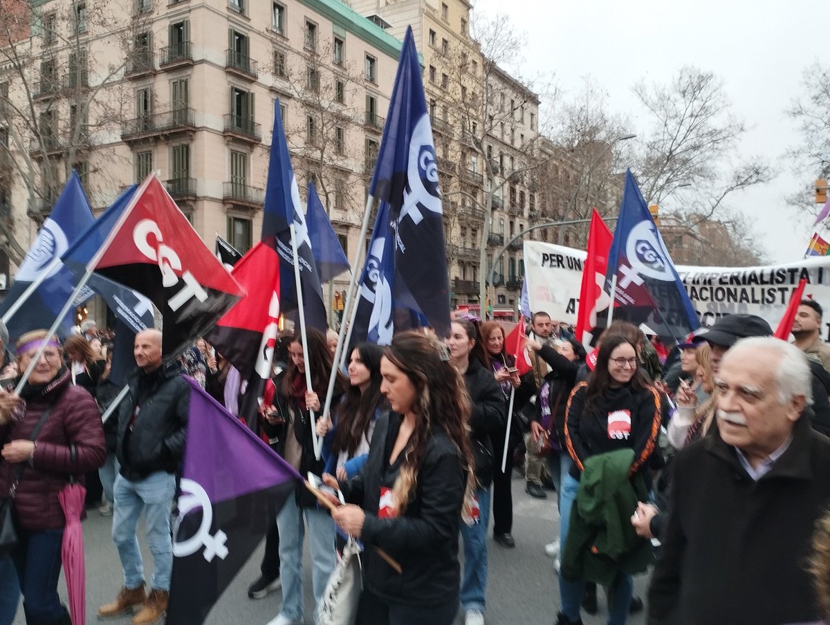 CGTmetroBCN's tweet photo. Nova manifestació massiva del #8M i les que calgui. ♀️♀️⚧️
Som Milers lluitant, juntes som més fortes 🟣🟣⚫⚫ 
Visca la lluita feminista ✊🏼✊🏼 https://t.co/gkHKUVs79O