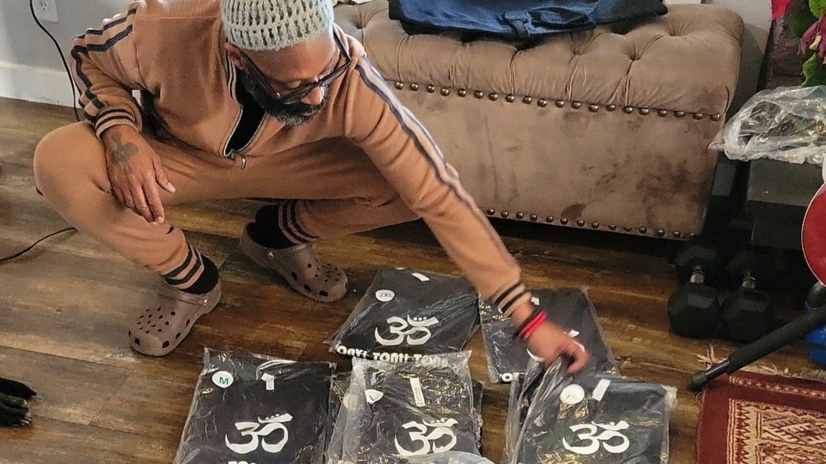 olivestagency's tweet photo. Handling merch for #DWayneWiggins and #TonyToniTone for the past 6 years - what a journey! 🌿 
The online store at https://t.co/InA5bMKsCo was our 1st official webstore @olivestagency launched.

You have a large footprint on #Oakland forever D'Wayne. #RIP and much love ♥️🕊 https://t.co/ocV1GQIhC1