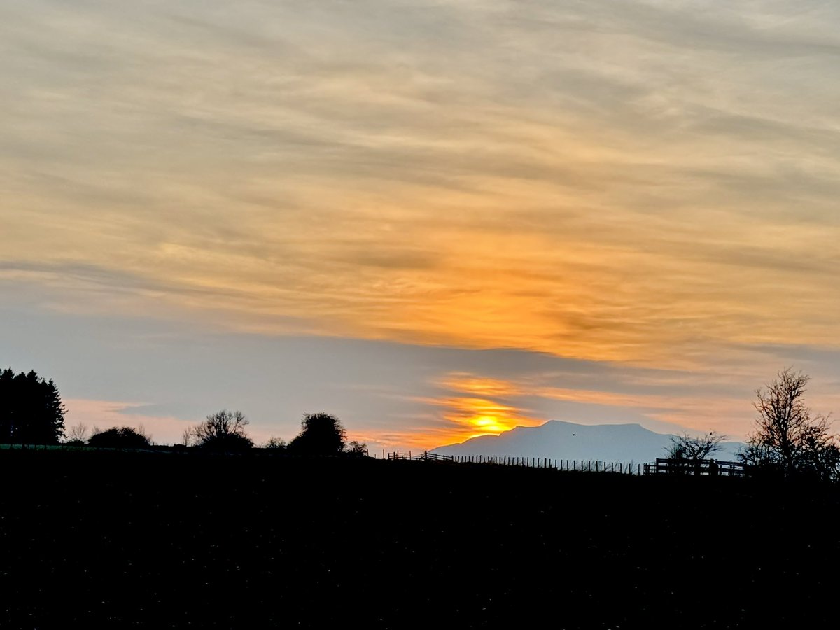 FreestoneFF's tweet image. Blencathra looking glorious this evening. Fingers crossed for the same next weekend when we’ll be back chasing Salmo trutta🤞🏻🤞🏻