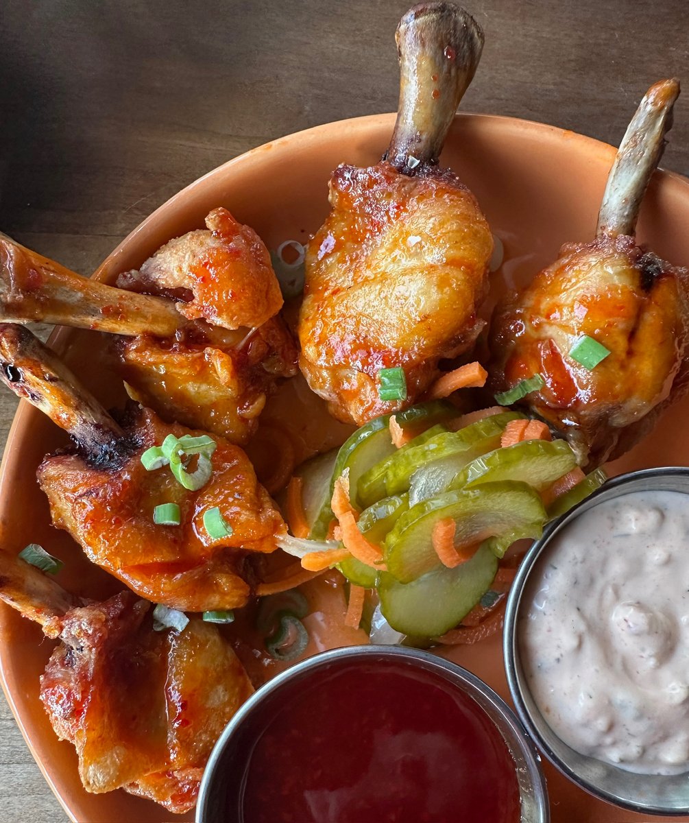 🚨NEW🚨 HOT HONEY-GLAZED WINGS // chipotle ranch, pickles, scallion

#socalo #socalosantamonica #santamonica #eatlocal  socalo.com