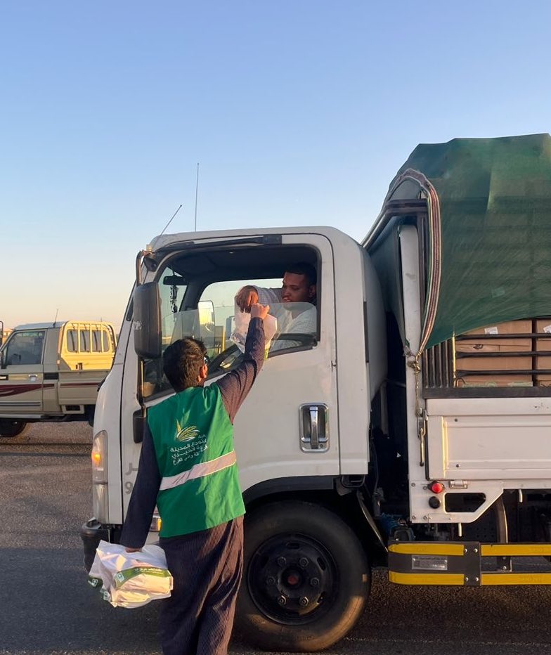 صور من تنفيذ  #جمعية_مستودع_المدينة_المنورة_الخيري فرع محافظة #وادي_الفرع مشروع #إفطار_صائم للوجبات الباردة في محطة ساسكو على طريق الهجرة السريع .

08-09-1446