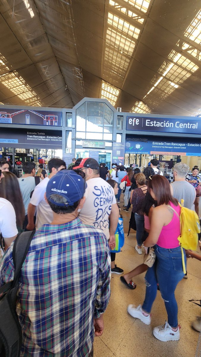 Stephybrice1306's tweet photo. @EFE_Rancagua con todo el tráfico de gente que hay y tienen disponibles solo dos cajas para atender (una para tarjeta y otro solo efectivo)
Mientras que las otras dos están cerradas.

Que terrible... https://t.co/Rb6CtT6PDw