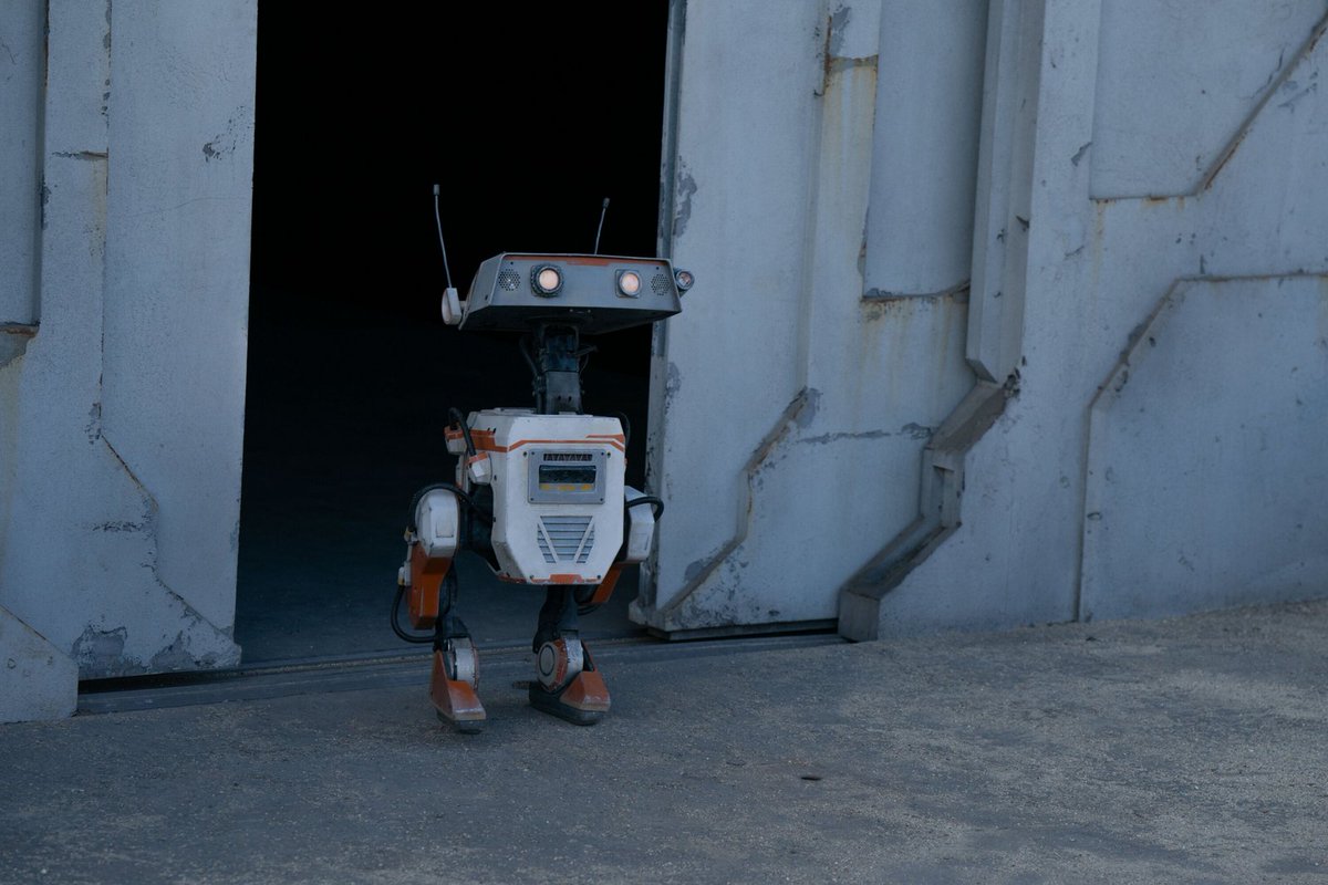 DisneyParks's tweet image. FIRST LOOK from the set of The Mandalorian and Grogu film featuring BDX Droids built by Walt Disney Imagineering. 🤖 See the film only in theaters May 22, 2026. 🎥
