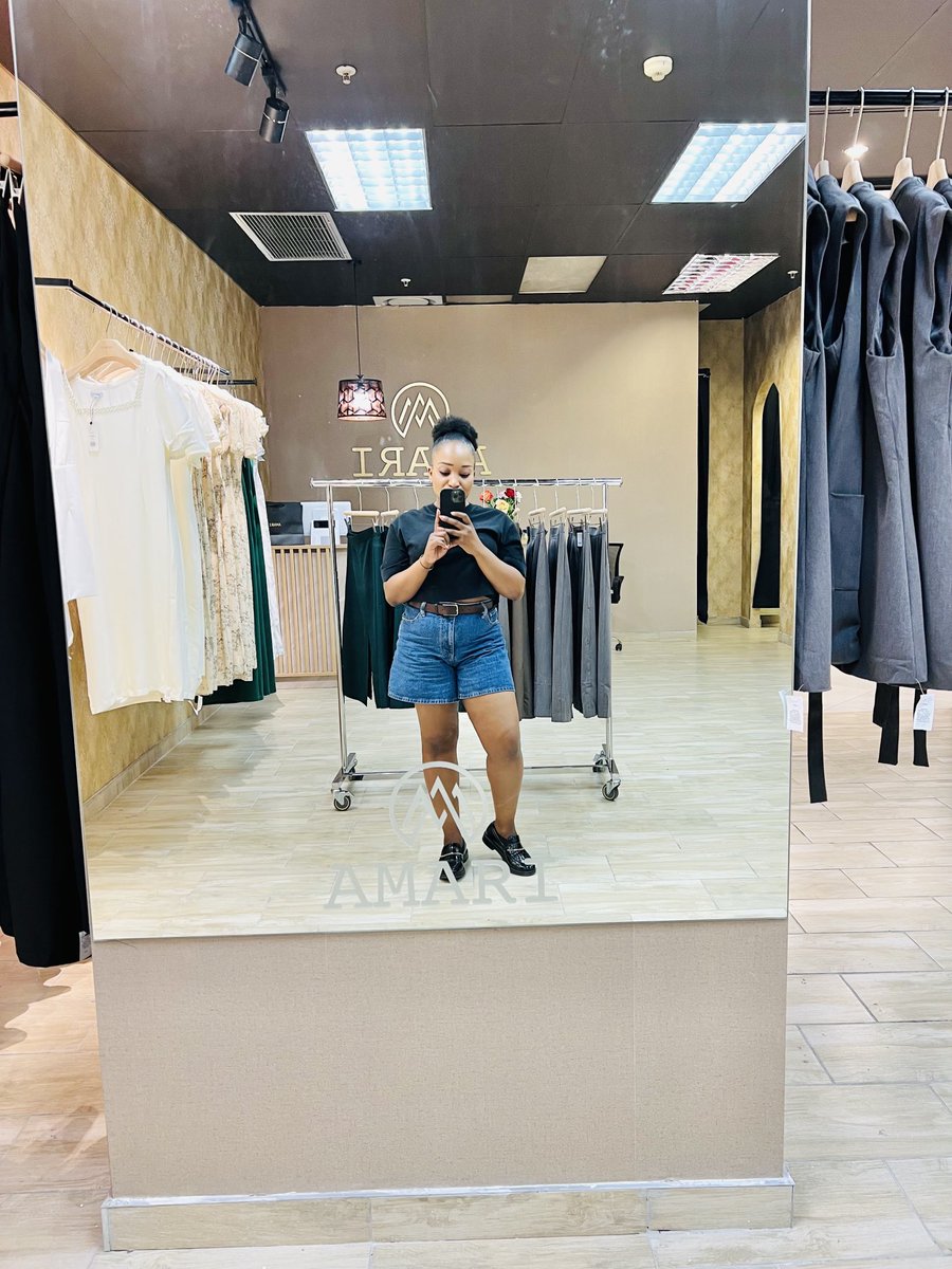 nonitheotiginal's tweet image. I know, y’all don’t care , but today I conquered myself and my biggest fear.

I have not worn shorts, in Public for the past 11 years, cause someone decided to slice my thigh open,in an attempt to rape me and left with a scar on my thigh. 

Today, I did it and wore shorts 🙌🏽