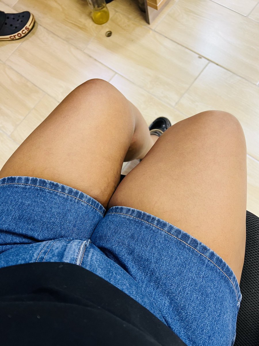 nonitheotiginal's tweet image. I know, y’all don’t care , but today I conquered myself and my biggest fear.

I have not worn shorts, in Public for the past 11 years, cause someone decided to slice my thigh open,in an attempt to rape me and left with a scar on my thigh. 

Today, I did it and wore shorts 🙌🏽