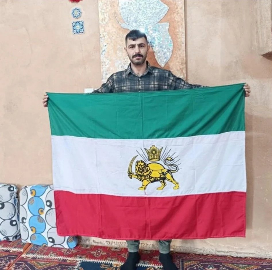 #AbolKorkur, an activist from Izeh, #Iran committed suicide on Saturday, March 8, while his safe house was under siege by the Islamist regime’s mercenaries and #IRGCterrorists. 
On a video posted on Instagram, Abol sends a message to the #Iranian people: “show some courage!”