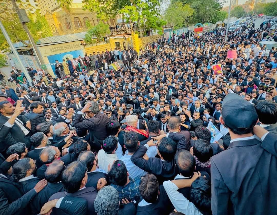Moni_Kakar's tweet image. Today, I marched with my Sindhi brothers &amp;amp; sisters against the illegal construction of six canals on the Indus river &amp;amp; the corporate takeover of Sindh’s agricultural land.The Indus is Sindh’s lifeline—its water &amp;amp; land belong to its people.
#SaveIndus #NoMoreCanalsOnIndus