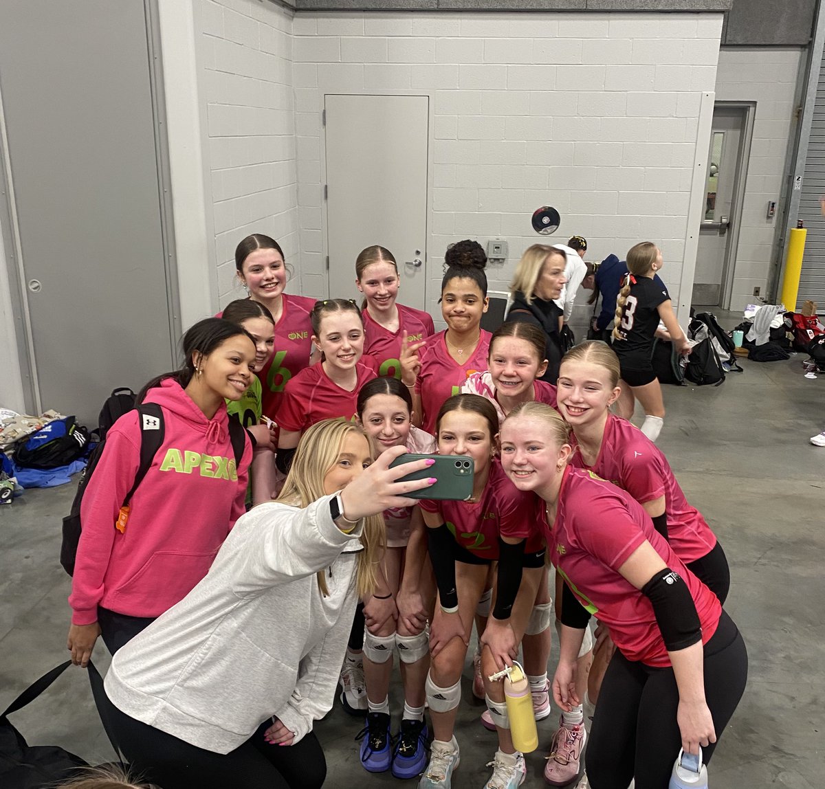 ChadEichenberg1's tweet image. 2-1 today for @We_are_NEONE Apex on Day 2 in St. Louis. Big win over Dallas Skyline to secure a trip to the Gold bracket to try for a bid tomorrow. Proud of Emaleigh and her teammates!
馃┓馃挌馃彁馃挌馃┓