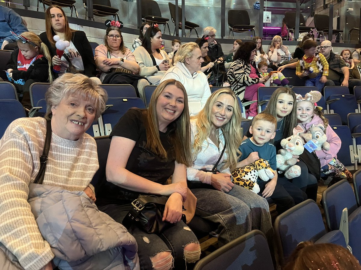 Hannah_1878's tweet photo. #disneyonice https://t.co/MJZqMNZJk3