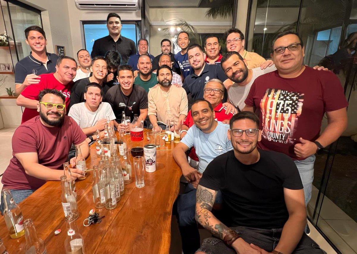 El calendario ajetreado recién nos permitió una cena de los perros el viernes. Risas, anécdotas, testimonios y mucho más en un lindo ambiente dominante. Seguimos adelante.

#CardinalDeportivo #LaEvoluciónDelLíder

PD: Algún envidioso dirá que hay Photoshop.