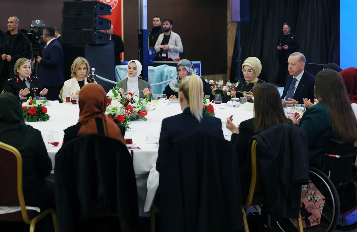 RTErdogan's tweet photo. Bugün iftarımızı, 8 Mart Dünya Kadınlar Günü vesilesiyle düzenlenen #KadınlarlaYükselenTürkiye Programı’nda bir araya geldiğimiz hanım kardeşlerimle yaptık.

Katılımlarıyla iftar soframızı şereflendiren hanımefendilere şükranlarımı sunuyorum. https://t.co/Vfko3kHC9k