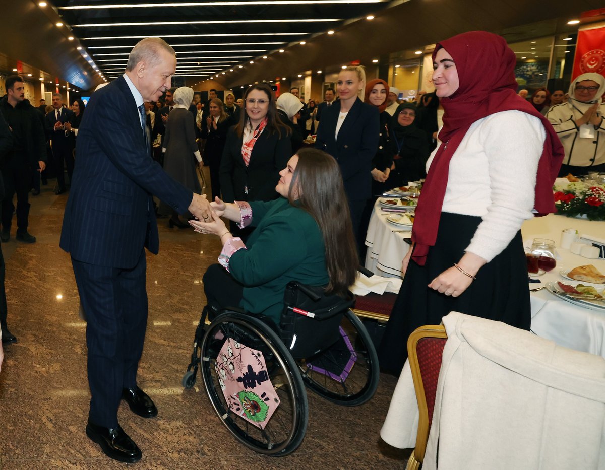 RTErdogan's tweet photo. Bugün iftarımızı, 8 Mart Dünya Kadınlar Günü vesilesiyle düzenlenen #KadınlarlaYükselenTürkiye Programı’nda bir araya geldiğimiz hanım kardeşlerimle yaptık.

Katılımlarıyla iftar soframızı şereflendiren hanımefendilere şükranlarımı sunuyorum. https://t.co/Vfko3kHC9k