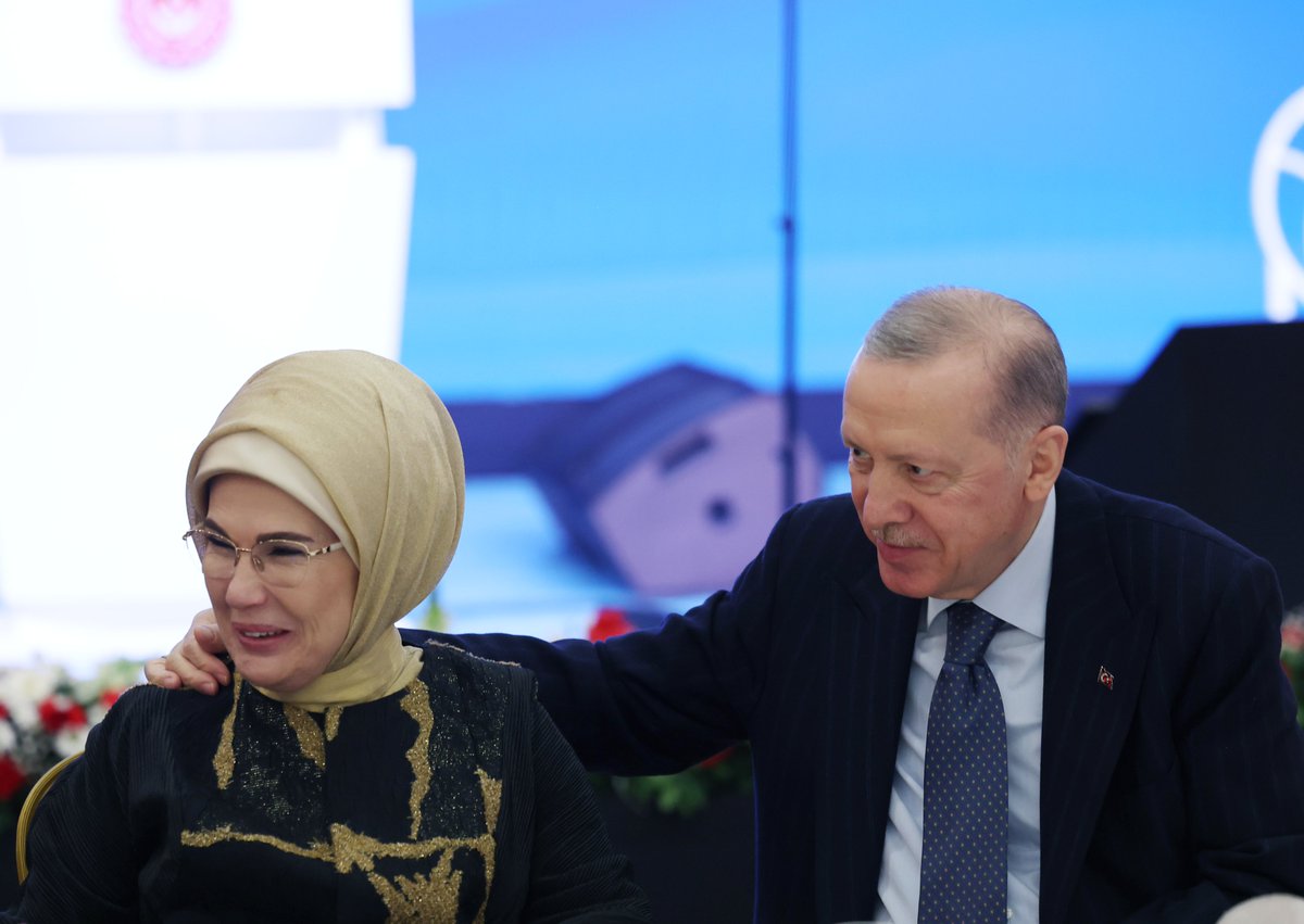 RTErdogan's tweet photo. Bugün iftarımızı, 8 Mart Dünya Kadınlar Günü vesilesiyle düzenlenen #KadınlarlaYükselenTürkiye Programı’nda bir araya geldiğimiz hanım kardeşlerimle yaptık.

Katılımlarıyla iftar soframızı şereflendiren hanımefendilere şükranlarımı sunuyorum. https://t.co/Vfko3kHC9k