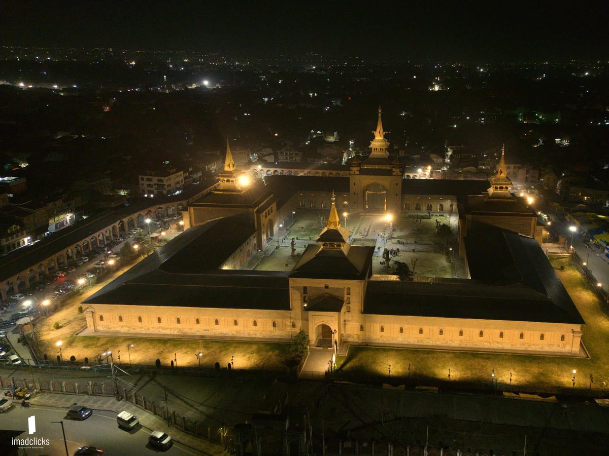 Qns24x7's tweet image. &amp;lt;&amp;lt;&amp;lt;{(€(QNS)€)}&amp;gt;&amp;gt;&amp;gt;
&amp;gt;&amp;gt; #JamaMasjid #IlluminationProject: Mirwaiz Inaugurates the Enhanced Lighting During Ramzan, Elevating the Spiritual Ambiance for Devotees

Anjuman-e-Auqaf Jamia Masjid is pleased to announce that the first phase of the Jama Masjid lights illumination project