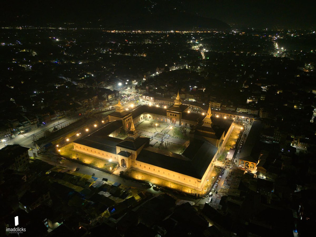 Qns24x7's tweet image. &amp;lt;&amp;lt;&amp;lt;{(€(QNS)€)}&amp;gt;&amp;gt;&amp;gt;
&amp;gt;&amp;gt; #JamaMasjid #IlluminationProject: Mirwaiz Inaugurates the Enhanced Lighting During Ramzan, Elevating the Spiritual Ambiance for Devotees

Anjuman-e-Auqaf Jamia Masjid is pleased to announce that the first phase of the Jama Masjid lights illumination project