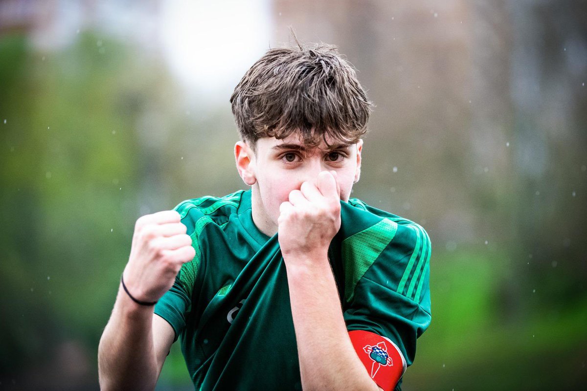 racingferrolsad's tweet photo. 📆 Xornada moi prolífica para os nosos equipos cadete A e xuvenil A en partidos claves para manter as súas opcións de ascenso. 

☑️ Pola mañá, na Gándara, empate (1-1) dos cadetes ante o Victoria CF, segundo clasificado. Un resultado que lles permite manterse invictos á fronte da clasificación.

☑️ Pola tarde, en Maniños, gran ambiente de fútbol para presenciar a vitoria (2-0) do Xuvenil ante o Pabellón Ourense, ao que damos caza na táboa. Os tres puntos achégannos a esa terceira e cuarta praza “premiada” co ascenso directo. 

📸 Cadete A

#somosdeferro #adnracinguista #canteiraverde