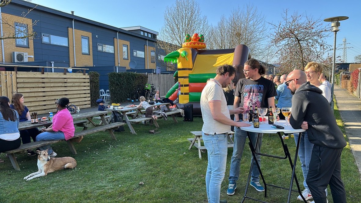 Knocking out a few mobile screens after a day in the sun in our shared backyard with the fam.