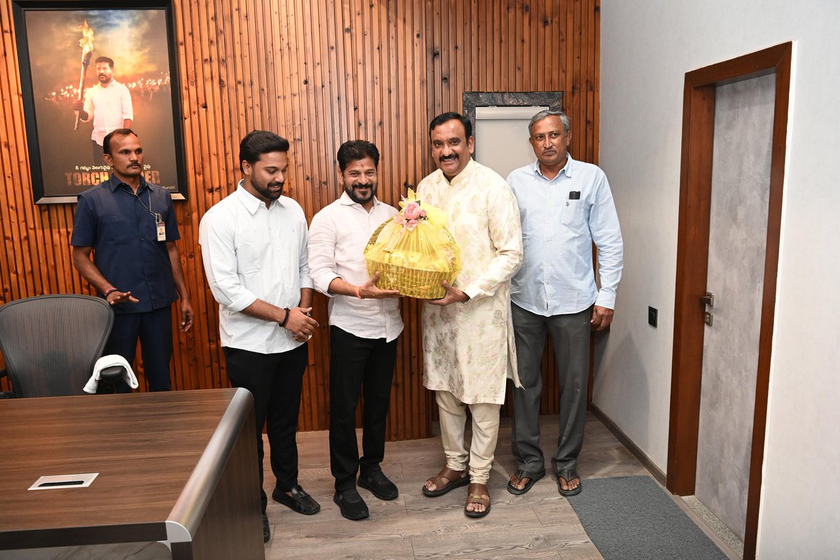 Reegan (@reeganbonkuri) on Twitter photo గౌరవ ముఖ్య మంత్రి రేవంత్ రెడ్డి గారిని కలిసిన గౌరవ ఎమ్మెల్సీ తానిపర్తి భాను ప్రసాద్ రావు గారు..
తమ చిన్న కూతురి వివాహా ఆహ్వానానికి గౌరవ సీఎం గారిని మరియు ముఖ్య సలహా దారు వేం నరేందర్ రెడ్డి గారిని కలిసి తమ కూతురు వివాహానికి ఆహ్వానించారు <a href="/Vemnarenderredy/">Vem Narender Reddy</a> గౌరవ ముఖ్య మంత్రి రేవంత్ రెడ్డి గారిని కలిసిన గౌరవ ఎమ్మెల్సీ తానిపర్తి భాను ప్రసాద్ రావు గారు..
తమ చిన్న కూతురి వివాహా ఆహ్వానానికి గౌరవ సీఎం గారిని మరియు ముఖ్య సలహా దారు వేం నరేందర్ రెడ్డి గారిని కలిసి తమ కూతురు వివాహానికి ఆహ్వానించారు <a href="/Vemnarenderredy/">Vem Narender Reddy</a>